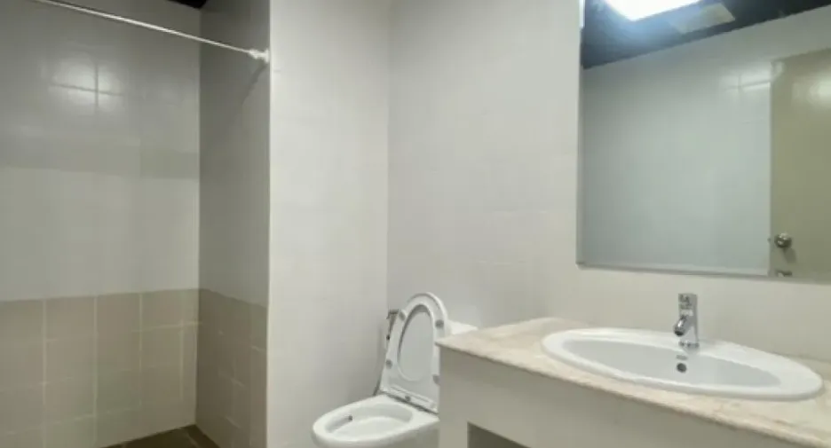 For rent 3 bedrooms condo in Yan Nawa, Bangkok