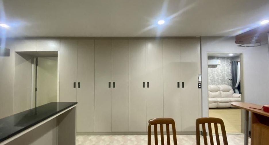 For rent 3 bedrooms condo in Yan Nawa, Bangkok