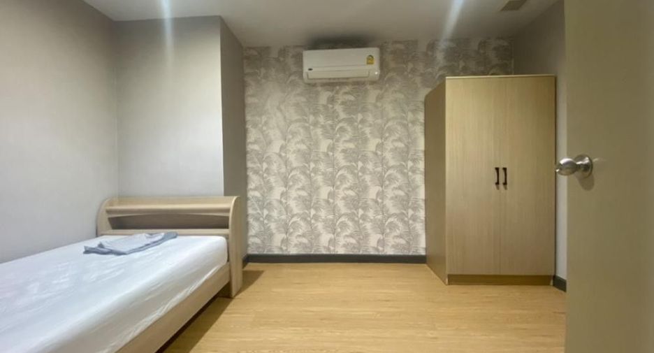 For rent 3 bedrooms condo in Yan Nawa, Bangkok