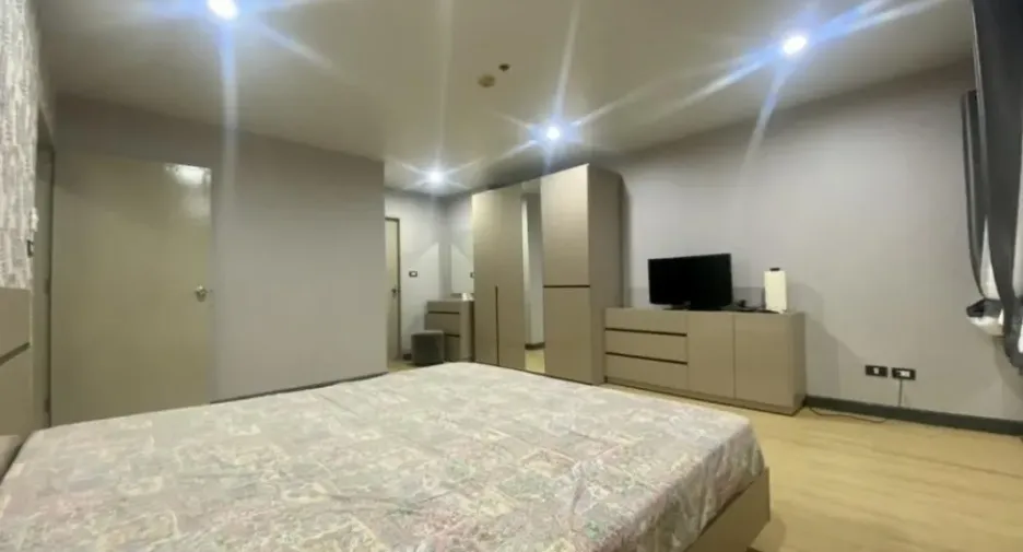 For rent 3 bedrooms condo in Yan Nawa, Bangkok