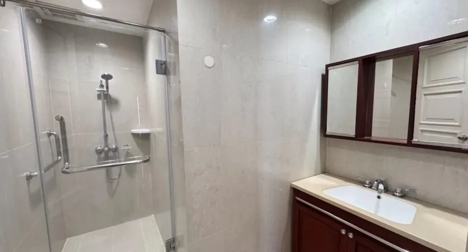 For rent 2 bedrooms apartment in Khlong Toei, Bangkok