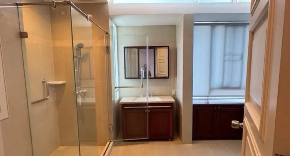 For rent 2 bedrooms apartment in Khlong Toei, Bangkok