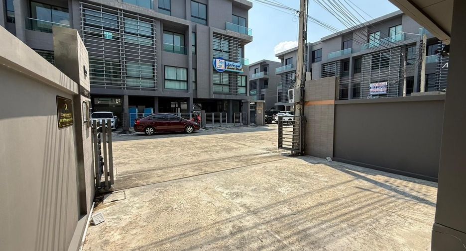 Продажа 2 спальни таунхаус в Банг Капи, Бангкок