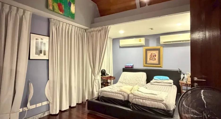 For sale 3 bedrooms condo in Watthana, Bangkok