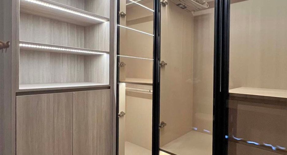 For rent 2 bedrooms condo in Pathum Wan, Bangkok
