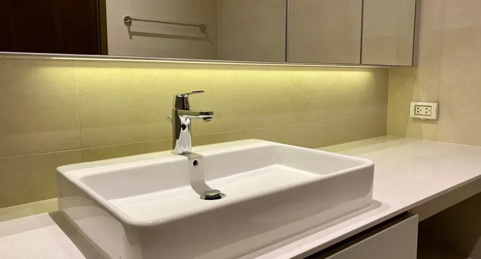 Condo en alquiler de 3 habitaciones en Yan Nawa, Bangkok