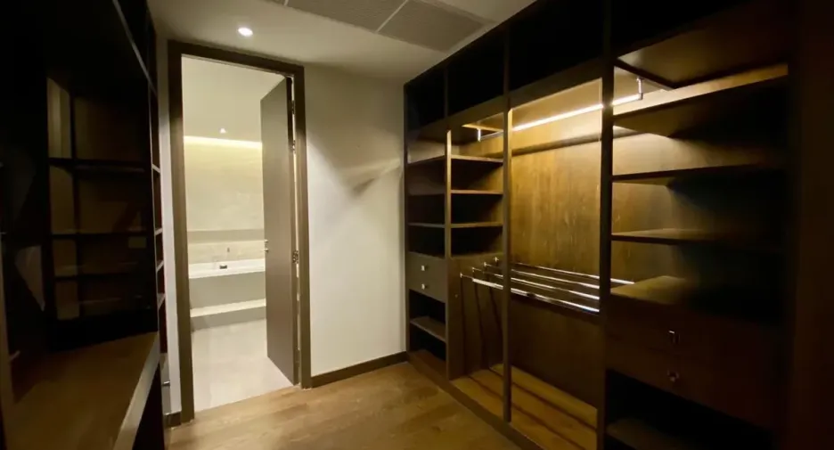 Condo en alquiler de 3 habitaciones en Yan Nawa, Bangkok