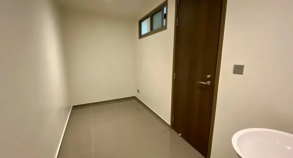 Condo en alquiler de 3 habitaciones en Yan Nawa, Bangkok