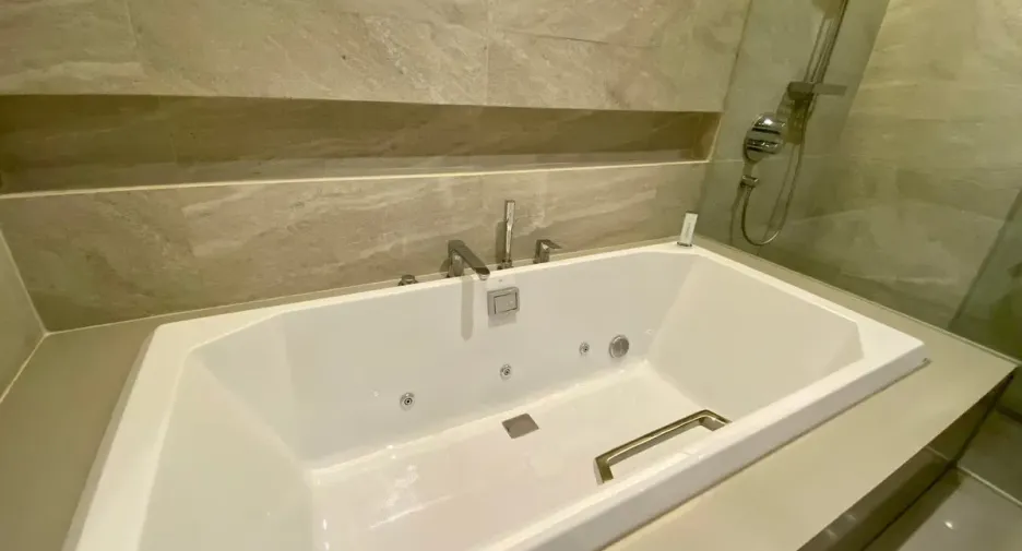 Condo en alquiler de 3 habitaciones en Yan Nawa, Bangkok