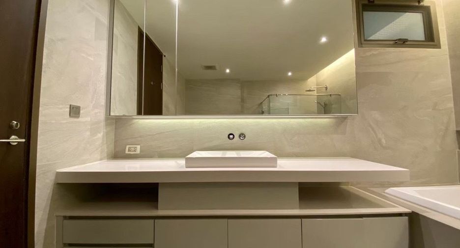 Condo en alquiler de 3 habitaciones en Yan Nawa, Bangkok