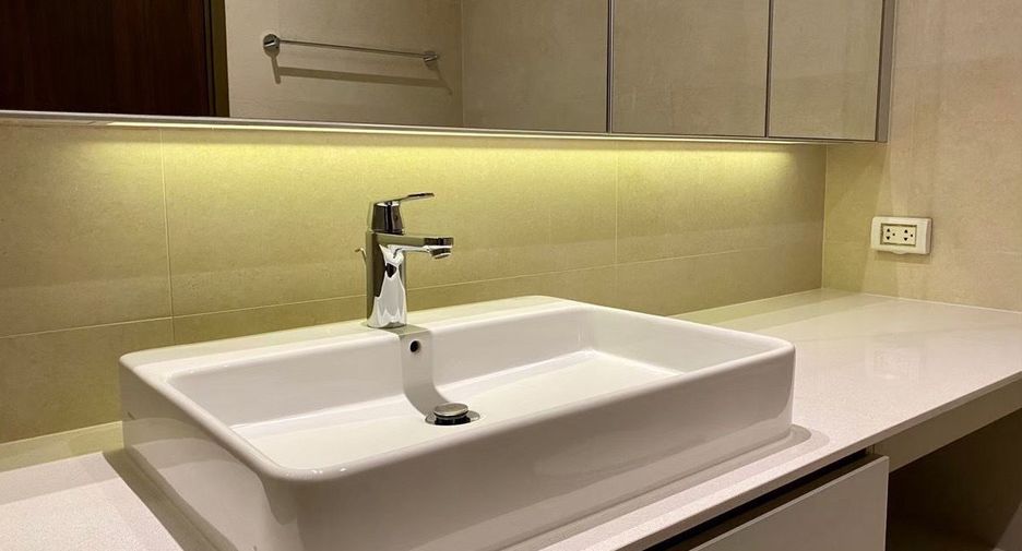 Condo en alquiler de 3 habitaciones en Yan Nawa, Bangkok