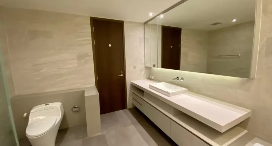 Condo en alquiler de 3 habitaciones en Yan Nawa, Bangkok