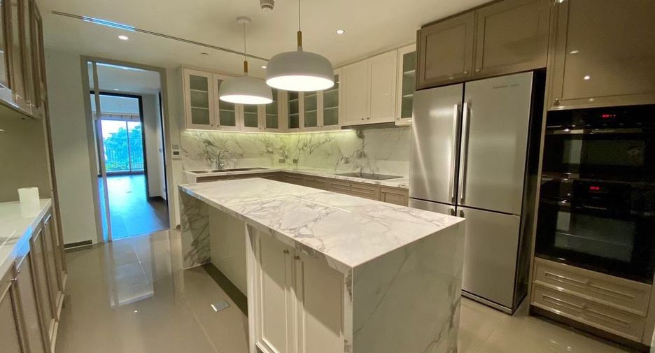 Condo en alquiler de 3 habitaciones en Yan Nawa, Bangkok