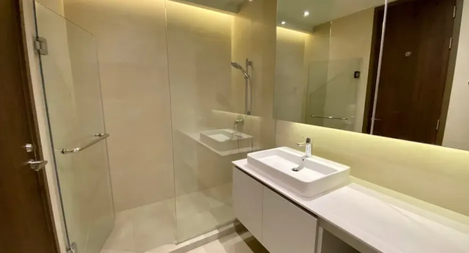 Condo en alquiler de 3 habitaciones en Yan Nawa, Bangkok