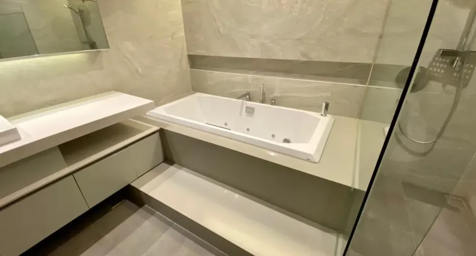 Condo en alquiler de 3 habitaciones en Yan Nawa, Bangkok