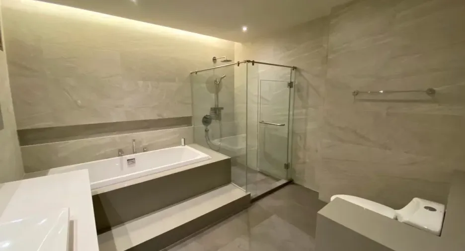 Condo en alquiler de 3 habitaciones en Yan Nawa, Bangkok