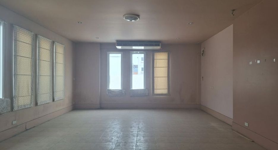 For rent 5 bedrooms retail Space in Phra Khanong, Bangkok