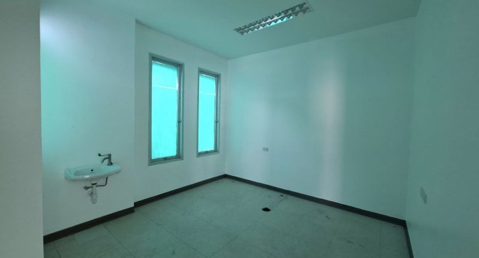 For rent 5 bedrooms retail Space in Phra Khanong, Bangkok
