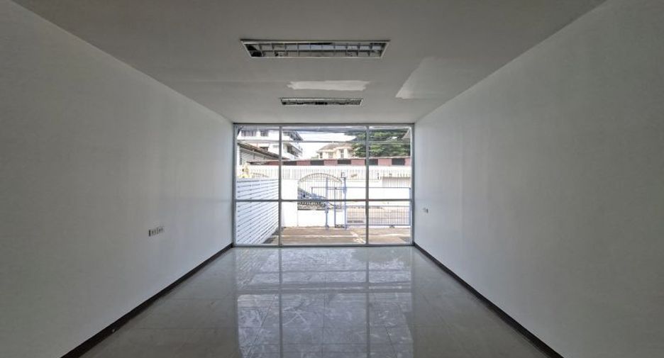 For rent 5 bedrooms retail Space in Phra Khanong, Bangkok