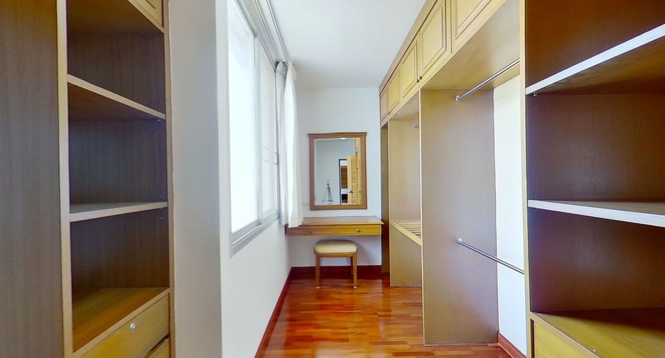 For rent 3 bedrooms apartment in Watthana, Bangkok