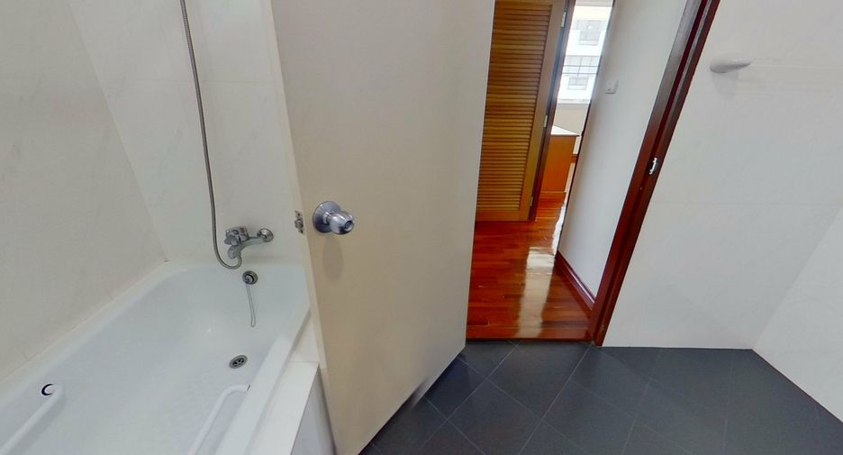 For rent 3 bedrooms apartment in Watthana, Bangkok