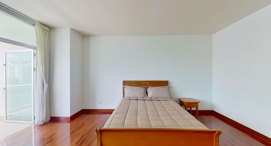 For rent 3 bedrooms apartment in Watthana, Bangkok