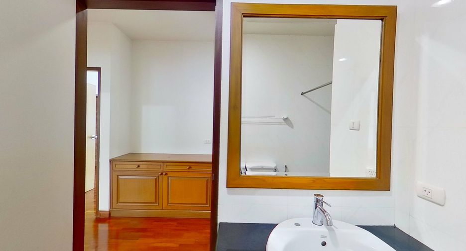 For rent 3 bedrooms apartment in Watthana, Bangkok