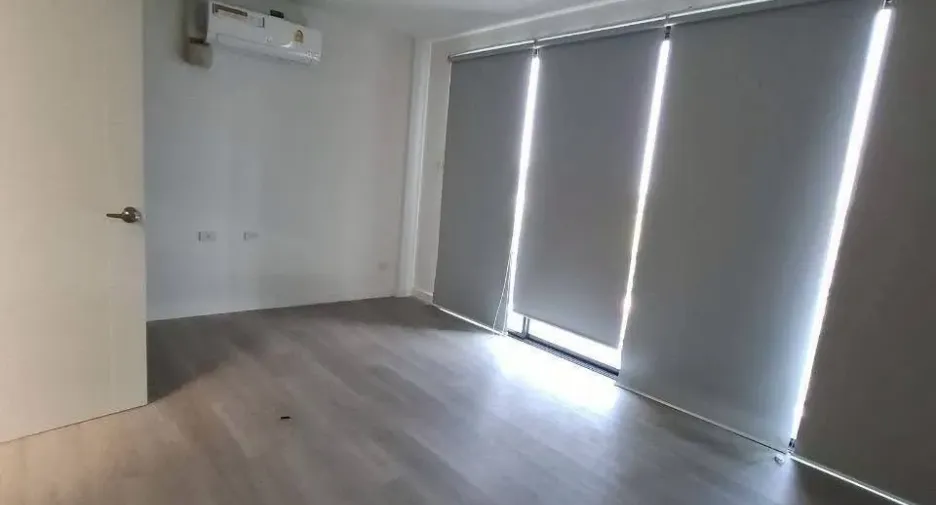 For rent 4 bedrooms retail Space in Mueang Chiang Mai, Chiang Mai