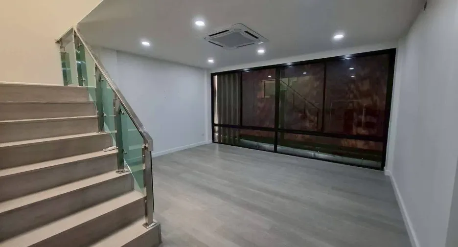 For rent 4 bedrooms retail Space in Mueang Chiang Mai, Chiang Mai