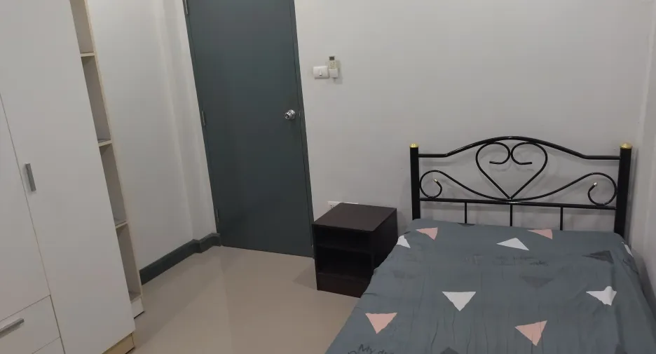 For sale 4 bedrooms townhouse in Bang Khun Thian, Bangkok