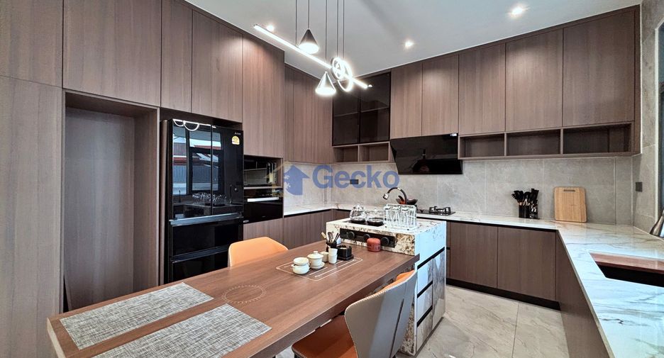 Casa en venta de 6 habitaciones en Bang Lamung, Chonburi