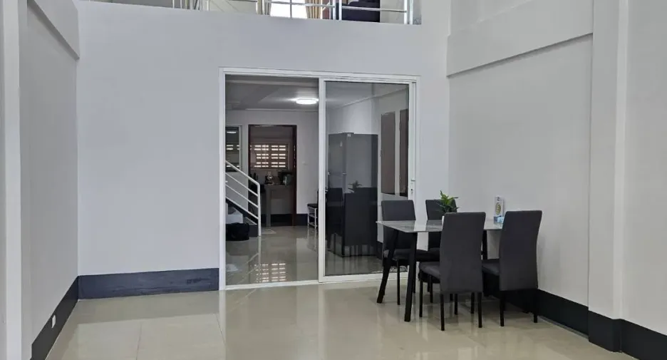 For rent 2 bedrooms retail Space in Mueang Chiang Mai, Chiang Mai