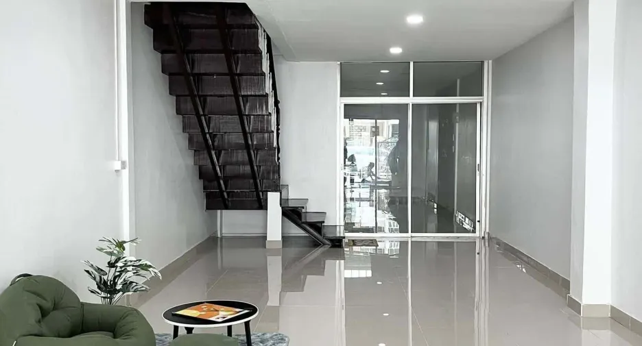 Casa en alquiler de 3 habitaciones en Bueng Kum, Bangkok