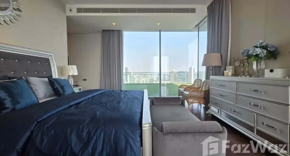 For rent 3 bedrooms condo in Khlong Toei, Bangkok