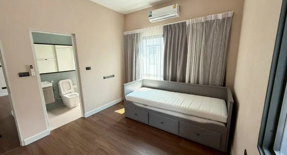 Casa en alquiler de 4 habitaciones en Thanyaburi, Pathum Thani