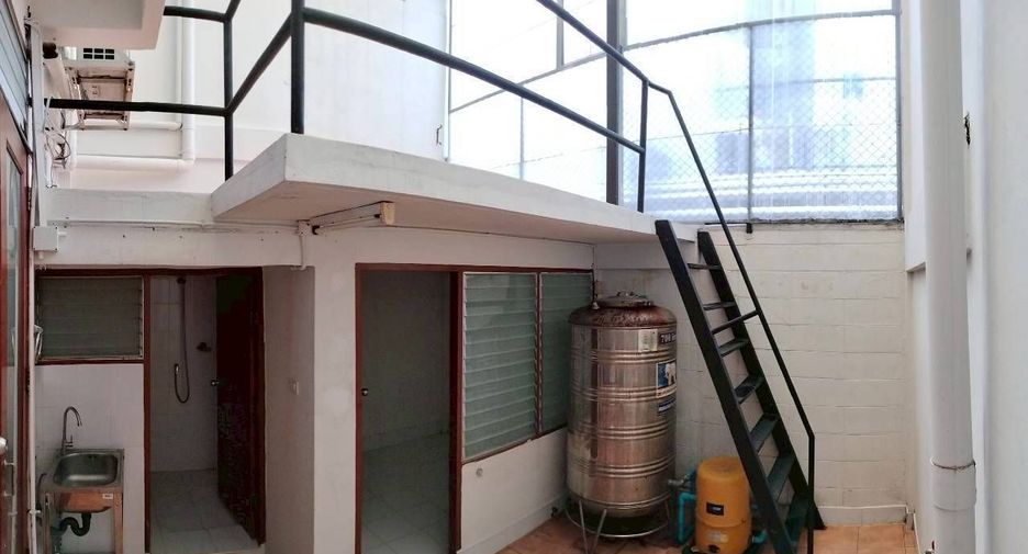 For rent 2 bedrooms townhouse in Watthana, Bangkok