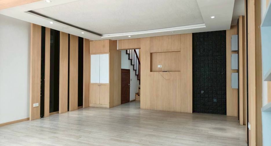 For rent 2 bedrooms townhouse in Watthana, Bangkok