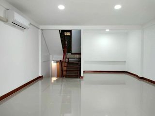 À louer 2 chambres maison de ville à Watthana, Bangkok
