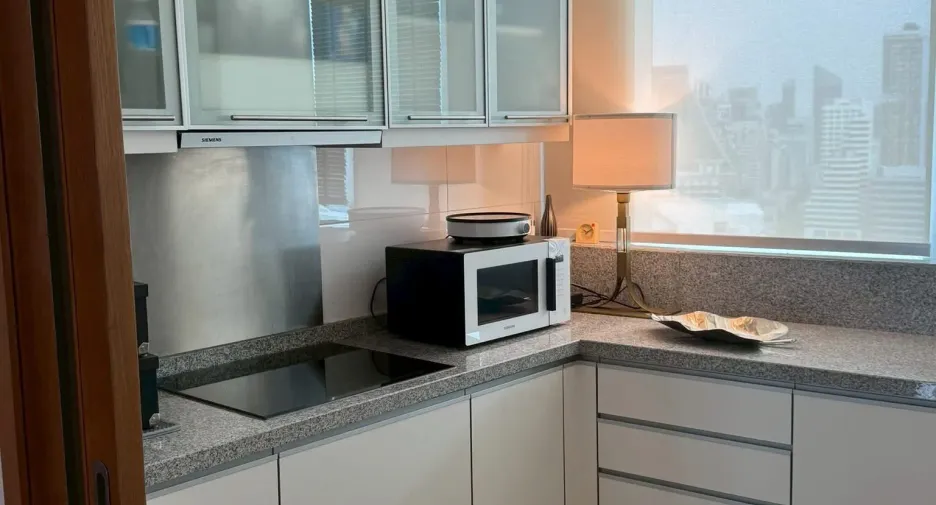 Condo en alquiler de 3 habitaciones en Khlong Toei, Bangkok