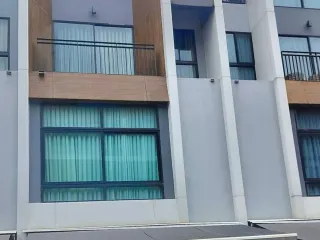Casa adosada en venta de 3 habitaciones en Lat Phrao, Bangkok
