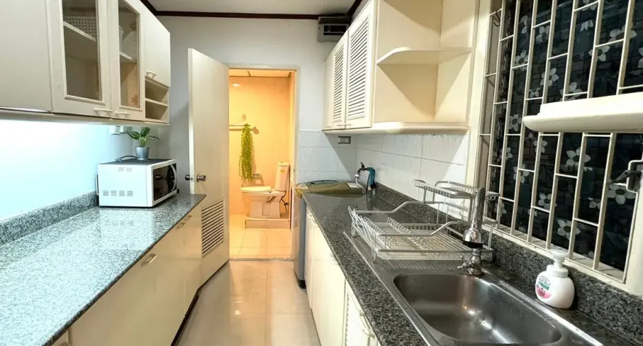 For rent 1 bed condo in Khlong Toei, Bangkok