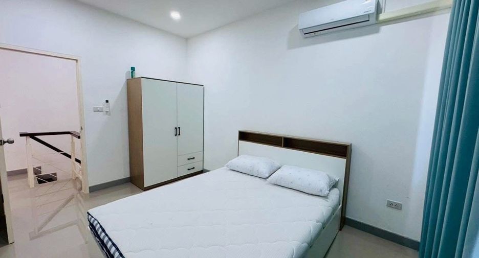 À louer 3 chambres maison de ville à Bang Lamung, Chonburi