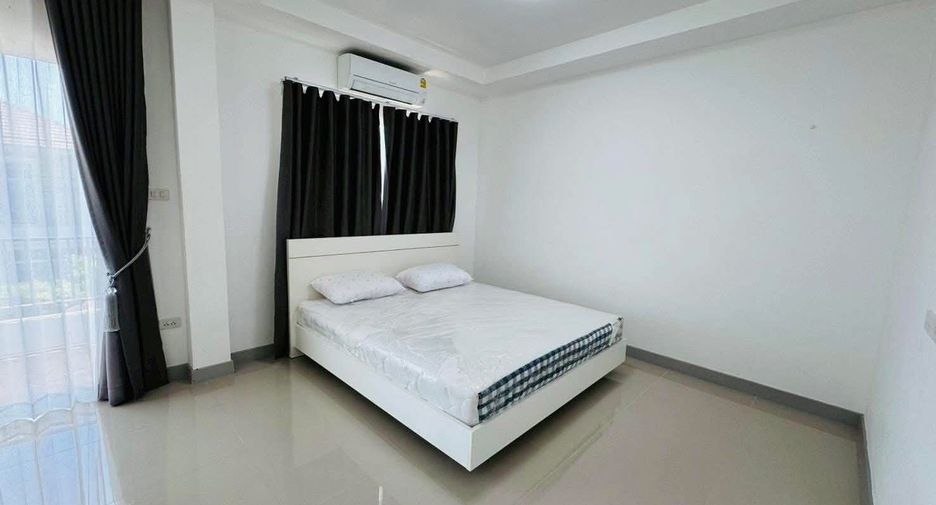 À louer 3 chambres maison de ville à Bang Lamung, Chonburi