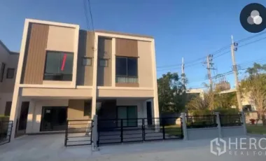 À louer et à vendre 3 chambres maison de ville à Bang Phli, Samut Prakan
