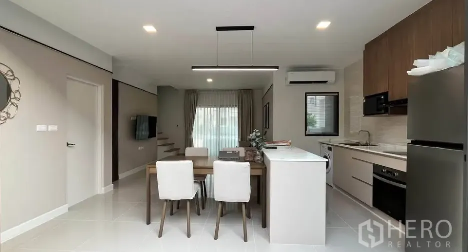 For rent and for sale 3 bedrooms townhouse in Bang Phli, Samut Prakan