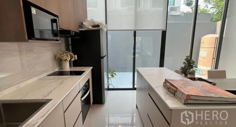 For rent and for sale 3 bedrooms townhouse in Bang Phli, Samut Prakan