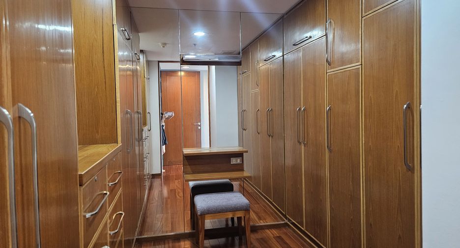 For rent 2 bedrooms condo in Watthana, Bangkok