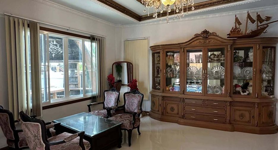 À vendre et à louer 4 chambres villa à Bang Lamung, Chonburi