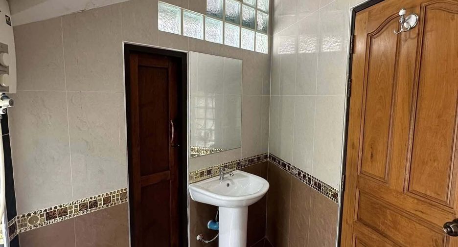 À vendre et à louer 4 chambres villa à Bang Lamung, Chonburi