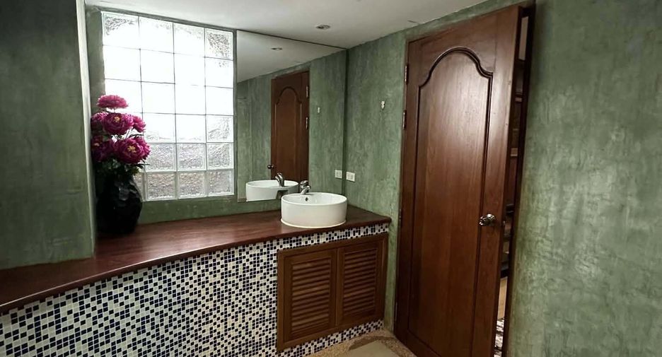 À vendre et à louer 4 chambres villa à Bang Lamung, Chonburi
